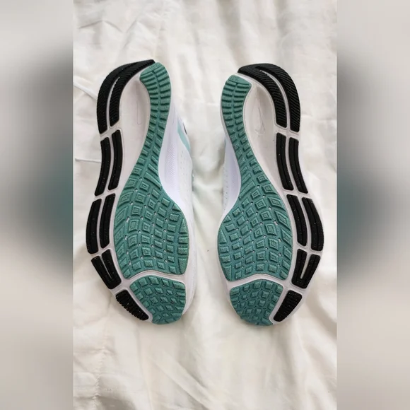 Nike shoes - Picture 3 of 4